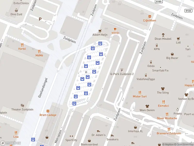 Ambulance met grote spoed naar de Zuidplein in Rotterdam