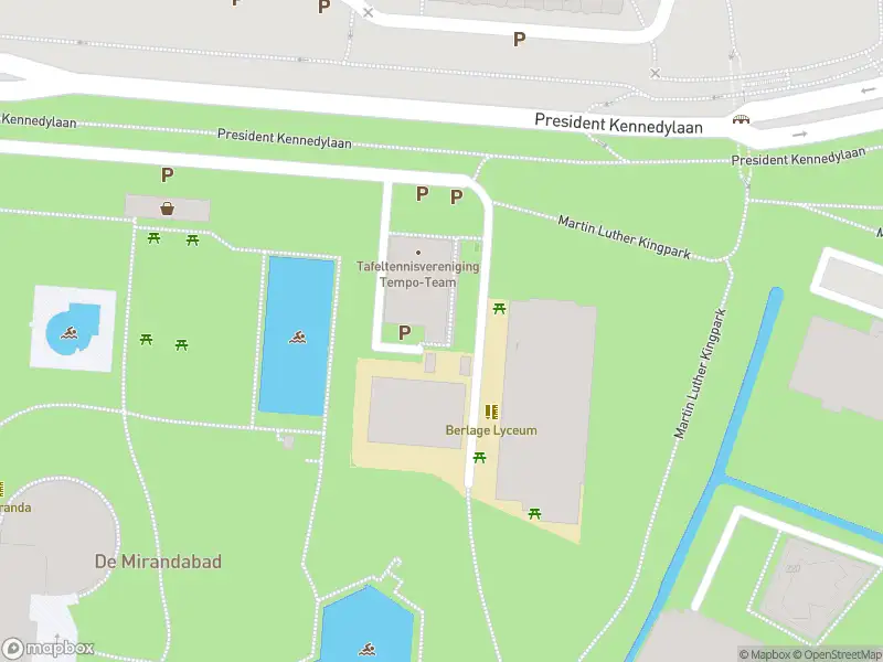 Ambulance met grote spoed naar de Kribbestraat in Amsterdam