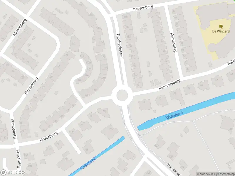 Brandweer met grote spoed naar de Heerma van Vossstraat in Roosendaal vanwege gebouwbrand