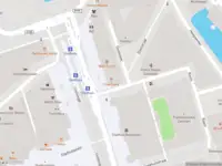 Ambulance met grote spoed naar de Coolsingel in Rotterdam