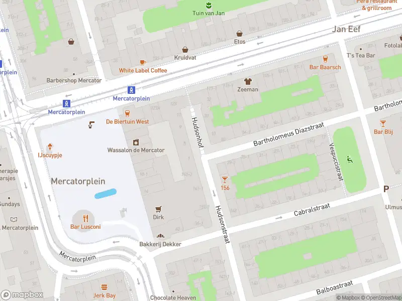 Ambulance met gepaste spoed naar de Hudsonhof in Amsterdam