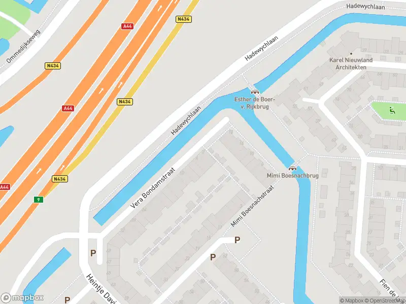Ambulance met gepaste spoed naar de Vera Bondamstraat in Leiden