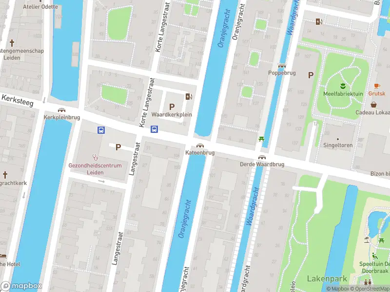Ambulance met grote spoed naar de Oosterkerkstraat in Leiden