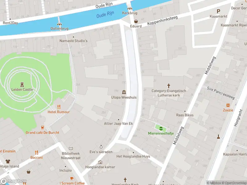 Ambulance met gepaste spoed naar de Oude Singel in Leiden