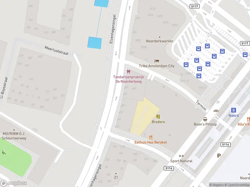 Ambulance met grote spoed naar de Elzenhagensingel in Amsterdam