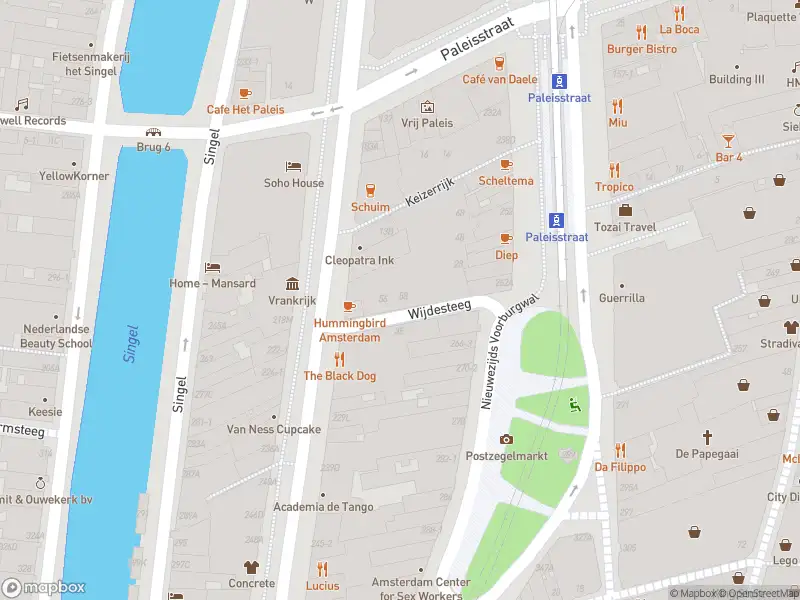 Ambulance met gepaste spoed naar de Wijdesteeg in Amsterdam