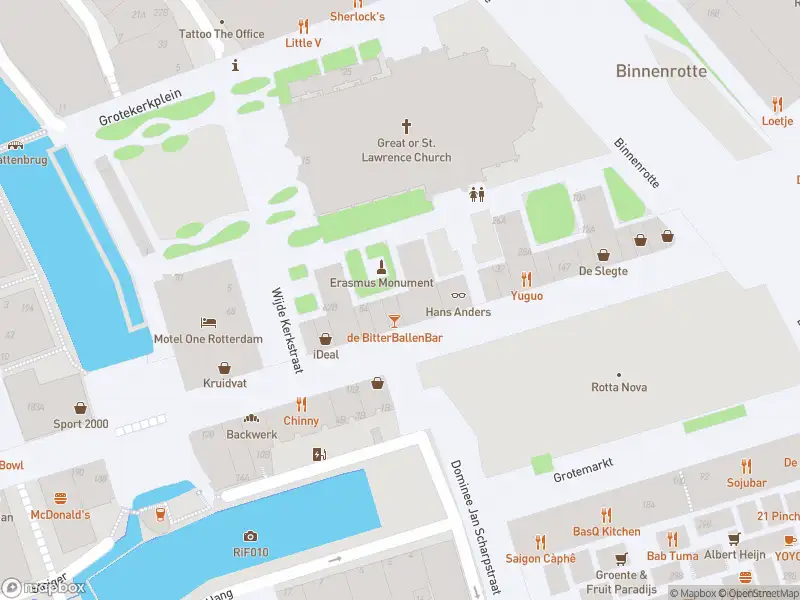 Ambulance met gepaste spoed naar de Grotekerkplein in Rotterdam