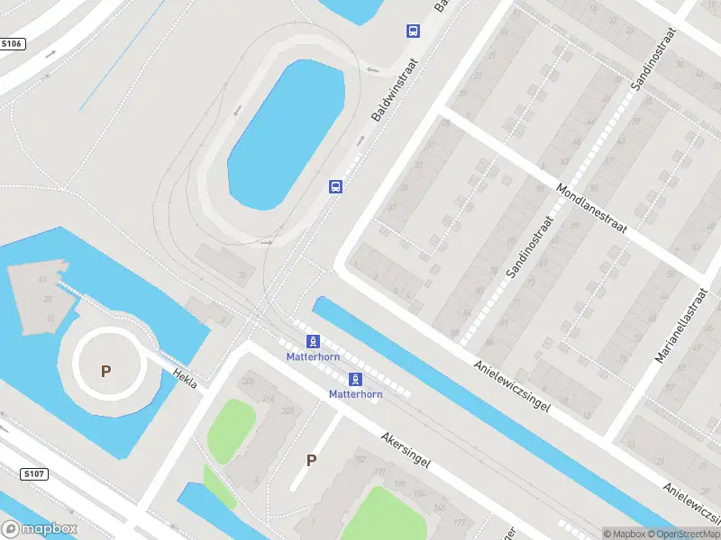 Ambulance met grote spoed naar de Anielewiczsingel in Amsterdam