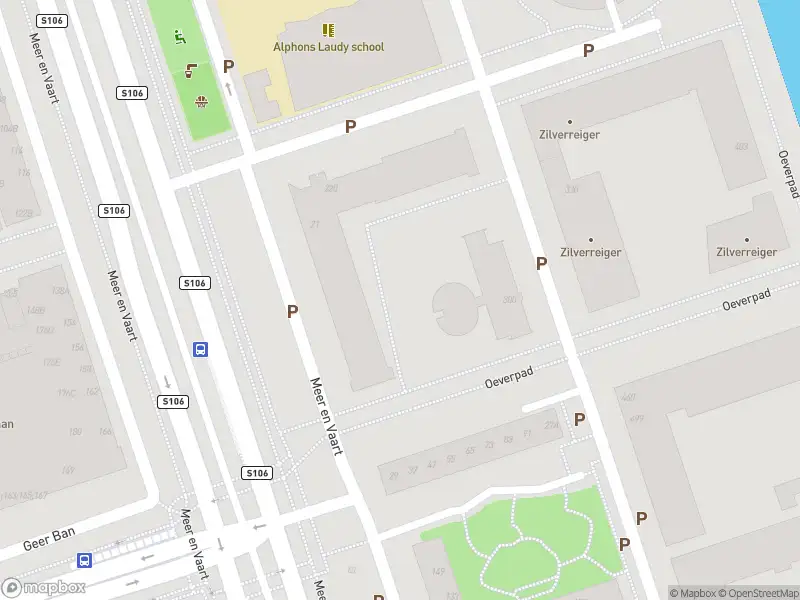 Ambulance met gepaste spoed naar de Oeverpad in Amsterdam