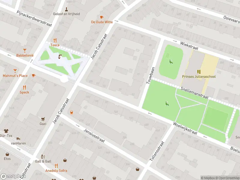 Ambulance met grote spoed naar de Woelwijkstraat in Rotterdam