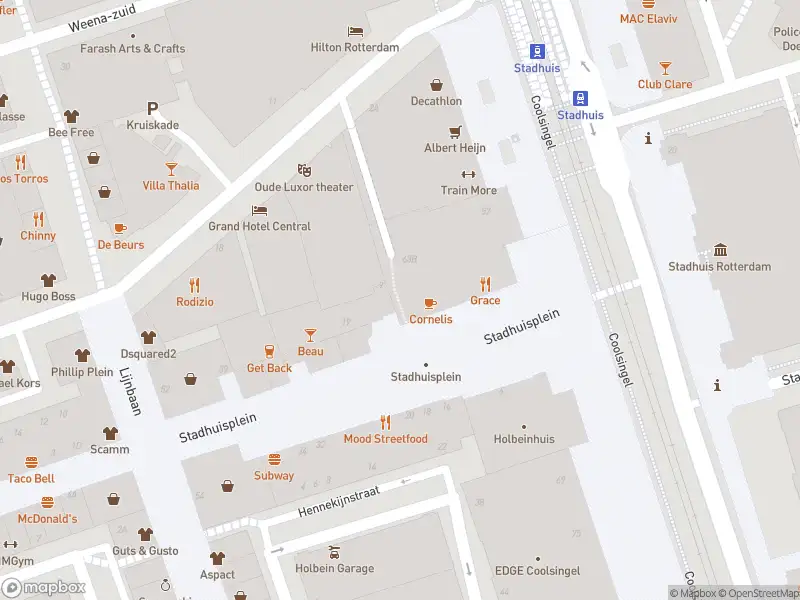 Ambulance met grote spoed naar de Stadhuisplein in Rotterdam