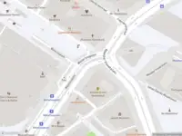 Ambulance met grote spoed naar de Waterlooplein in Amsterdam