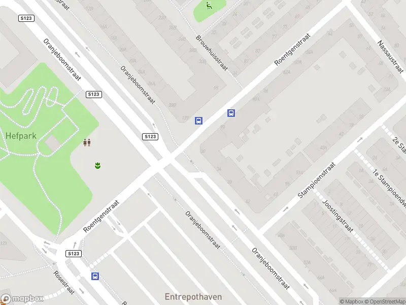 Ambulance met gepaste spoed naar de Oranjeboomstraat in Rotterdam