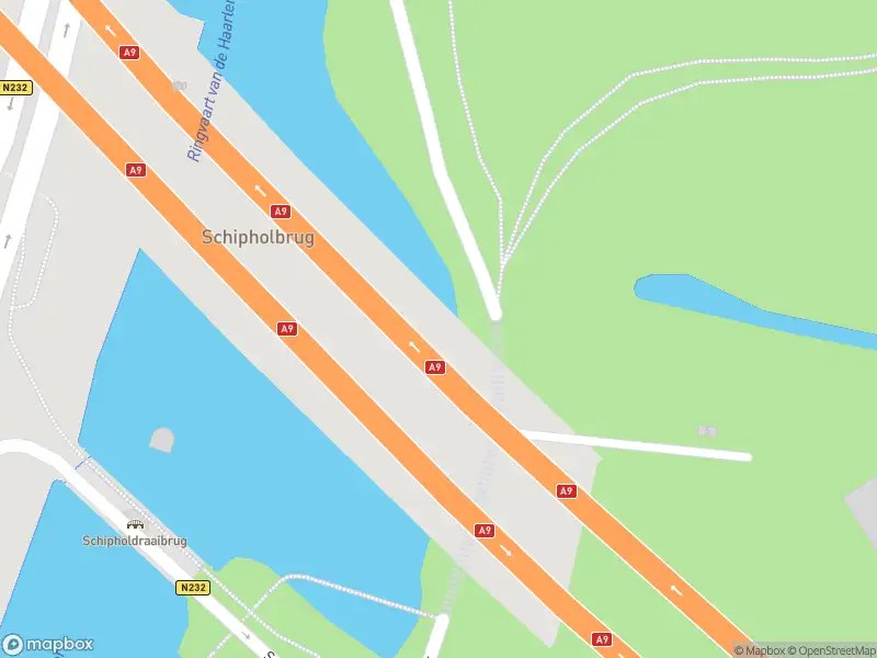 Ambulance met grote spoed naar de Schipholdijk in Amstelveen