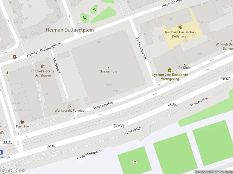 Ambulance met grote spoed naar de Westzeedijk in Rotterdam