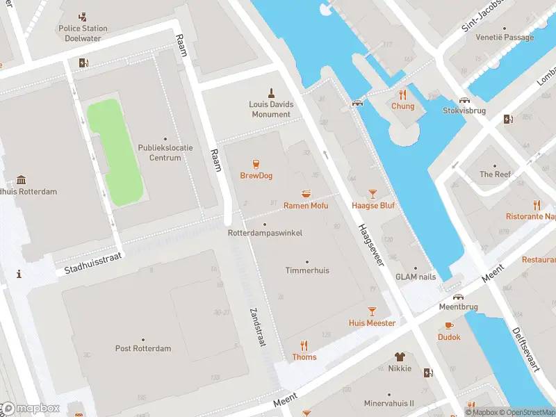 Ambulance met grote spoed naar de Halvemaanpassage in Rotterdam