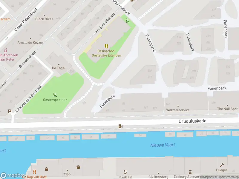 Ambulance met grote spoed naar de Cruquiuskade in Amsterdam
