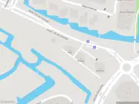 Ambulance met gepaste spoed naar de Dr. J.M. den Uylsingel in Alphen aan den Rijn