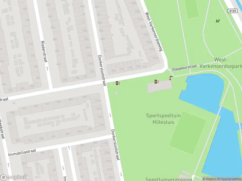 Ambulance met grote spoed naar de Vlasakkerstraat in Rotterdam
