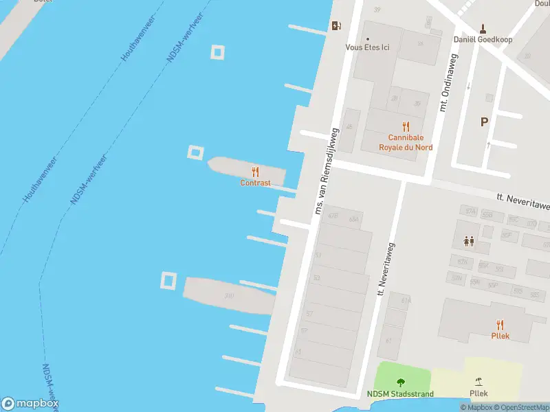 Ambulance met grote spoed naar de Klaprozenweg in Amsterdam