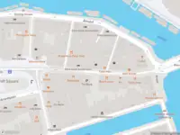 Ambulance met gepaste spoed naar de Amstelstraat in Amsterdam