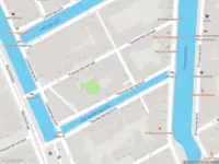 Ambulance met gepaste spoed naar de Raamstraat in Amsterdam