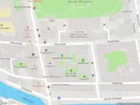 Ambulance met gepaste spoed naar de Weeshuishof in Leiden