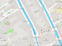 Ambulance met grote spoed naar de Voorstraat in Delft