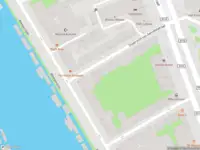 Ambulance met grote spoed naar de Oetgensdwarsstraat in Amsterdam