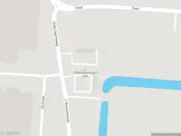 Politie met grote spoed naar de J. Kuntzelstraat in Klazienaveen vanwege voertuigen te water