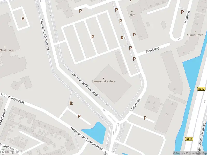 Politie met grote spoed naar de Laan van de Glazen Stad in Naaldwijk vanwege ongeval met letsel