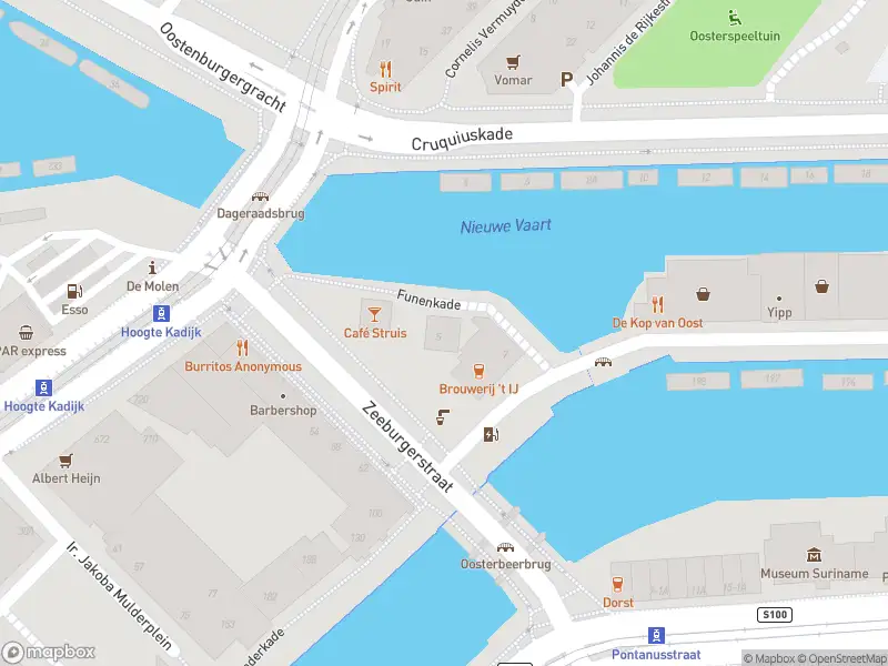 Ambulance met gepaste spoed naar de Funenkade in Amsterdam