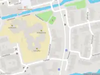 Ambulance met grote spoed naar de Kraanvogelstraat in Delft