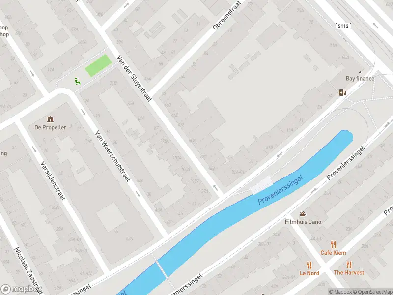 Ambulance met gepaste spoed naar de Van der Sluysstraat in Rotterdam
