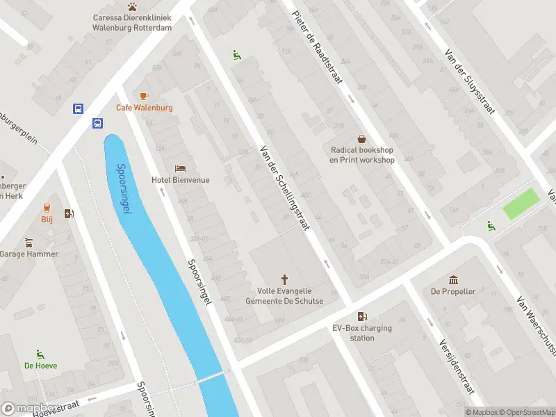 Ambulance met grote spoed naar de Van der Schellingstraat in Rotterdam