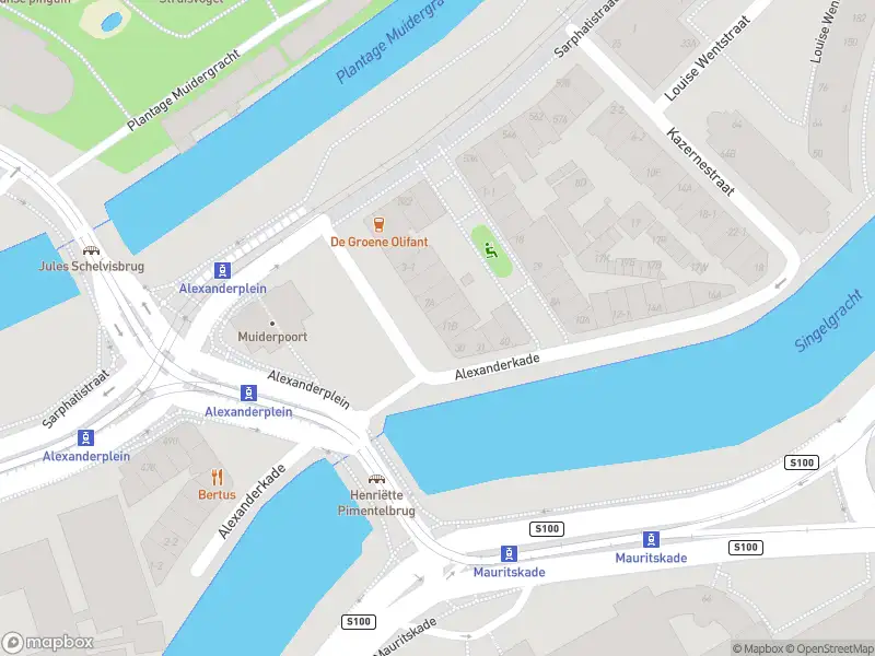 Ambulance met grote spoed naar de Kazernestraat in Amsterdam