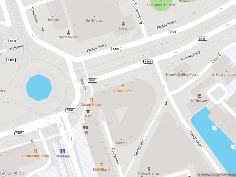 Ambulance met gepaste spoed naar de Pompenburg in Rotterdam