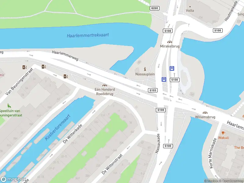 Ambulance met grote spoed naar de Nassauplein in Amsterdam