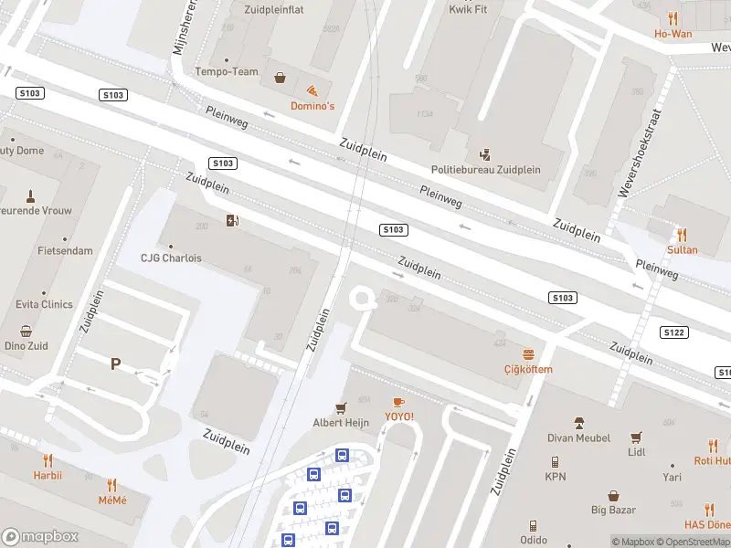 Ambulance met gepaste spoed naar de Zuidplein in Rotterdam