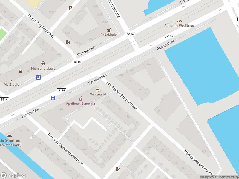 Ambulance met grote spoed naar de Marius Meijboomstraat in Amsterdam