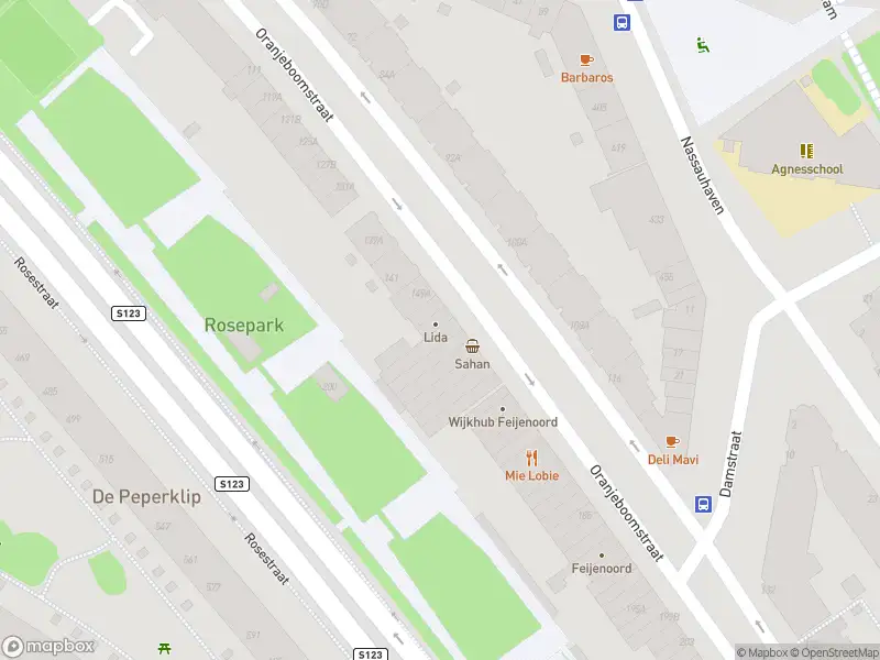 Ambulance met grote spoed naar de Oranjeboomstraat in Rotterdam
