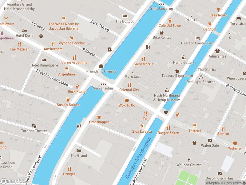 Brandweer met grote spoed naar de Oude Doelenstraat in Amsterdam vanwege stankoverlast