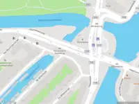 Ambulance met grote spoed naar de Nassauplein in Amsterdam