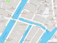 Brandweer met gepaste spoed naar de Zuiderkerkhof in Amsterdam