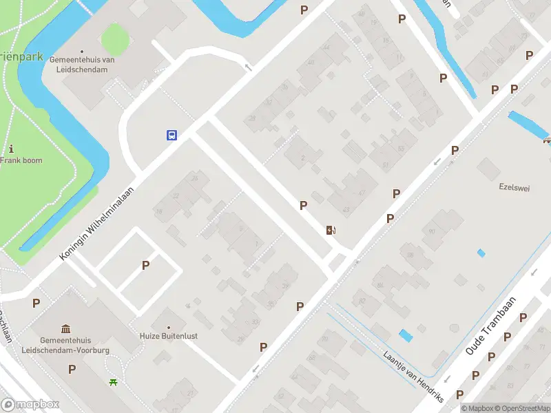 Ambulance met grote spoed naar de Raadhuislaan in Leidschendam