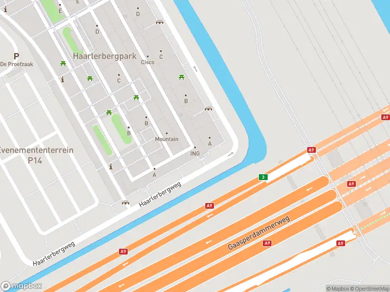 Ambulance met gepaste spoed naar de Haarlerbergweg in Amsterdam