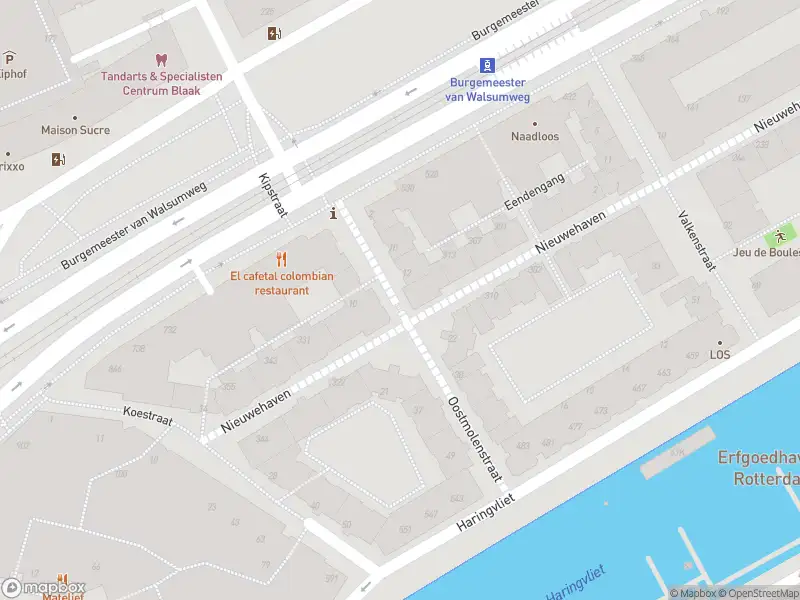 Ambulance met gepaste spoed naar de Oostmolenstraat in Rotterdam