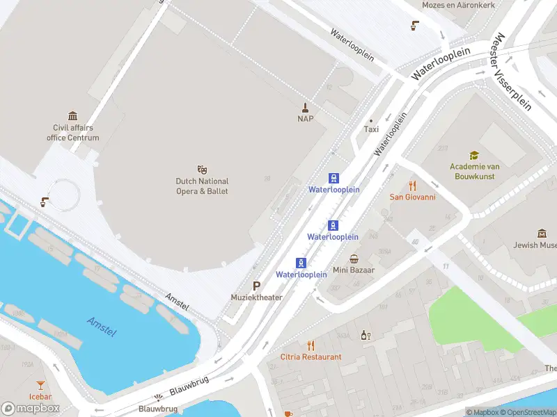 Brandweer met gepaste spoed naar de Metrostation Waterlooplein in Amsterdam vanwege een liftopsluiting