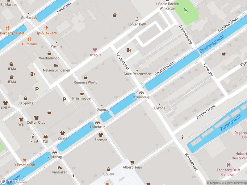 Ambulance met grote spoed naar de Yperstraat in Delft