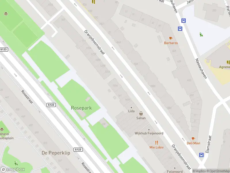Ambulance met grote spoed naar de Oranjeboomstraat in Rotterdam